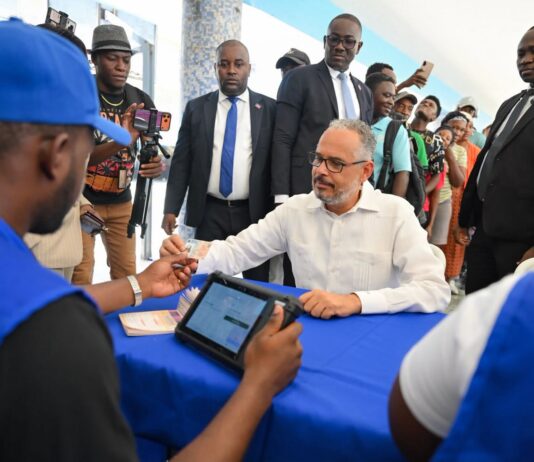 Le Premier ministre s’inscrit sur le registre électoral et appelle à une mobilisation citoyenne