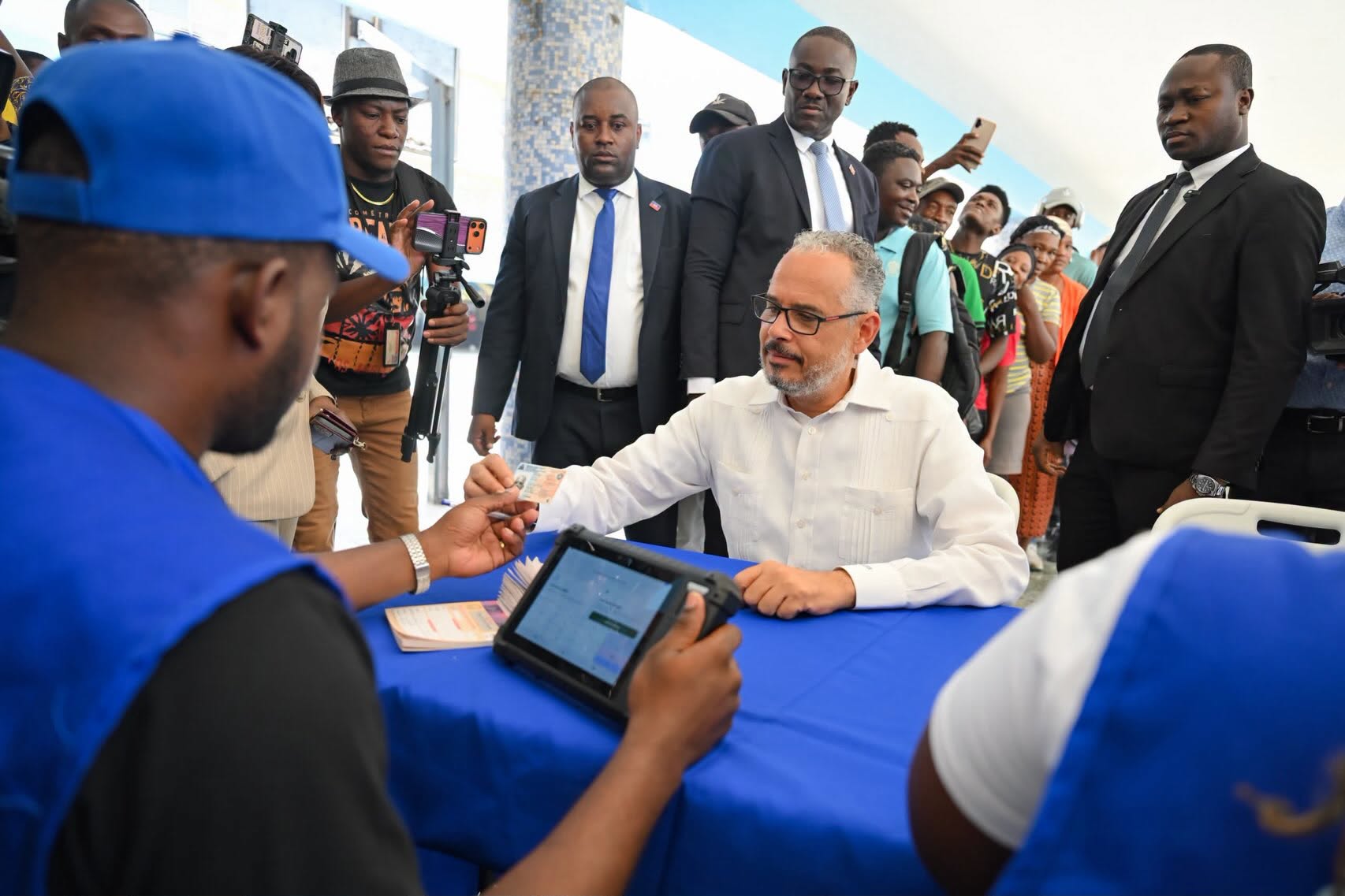 Le Premier ministre s’inscrit sur le registre électoral et appelle à une mobilisation citoyenne