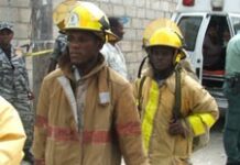 Les secouristes commencent à déblayer l’immeuble effondré