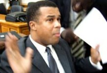 Steven Benoit dénonce un complot contre la loi sur le salaire minimum