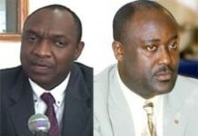 Le groupe minoritaire manifeste bruyamment son opposition