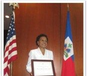 Le Gouvernement Américain
remet le prix «Femme de Courage d’Haiti 2012» à Marie Yolène Gilles