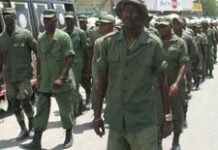 Des anciens hauts gradés condamnent l’action des hommes en treillis militaires.