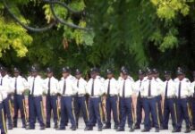 Les salaires des enseignants et des policiers seront revus à la hausse