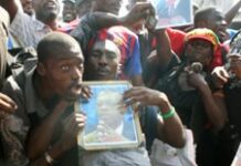 Des militants lavalas apportent leur appui à Aristide