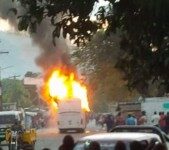 Des extrémistes agressent un dominicain et incendie un bus