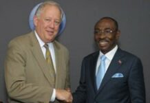 Evans Paul et Thomas Shannon discutent des élections