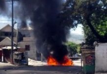 Un véhicule incendié lors d’une manifestation à Port-au-Prince
