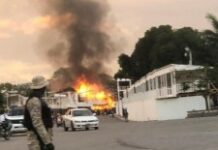 Des policiers manifestants incendient des stands