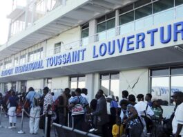 Des migrants haïtiens attendent la réouverture de l’aéroport de Port-au-Prince