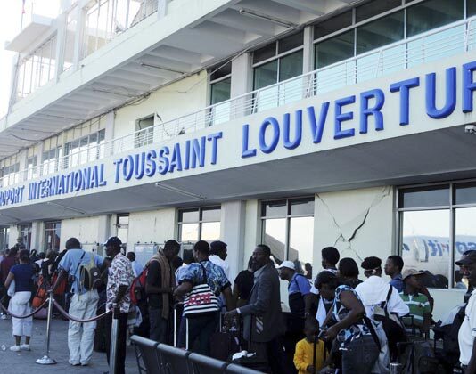 Des migrants haïtiens attendent la réouverture de l’aéroport de Port-au-Prince